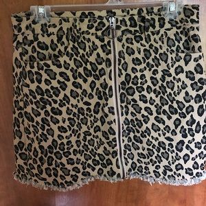 Ee:some 100% cotton leopard print skirt. Zipper front, frayed hem. 16” length.